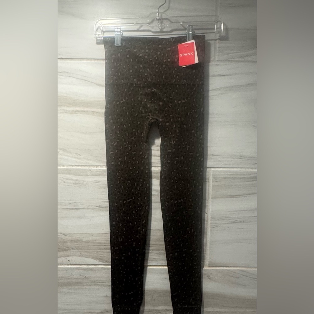 Women’s NWT Spanx Seamless Look at me
Now Leggings Size Small